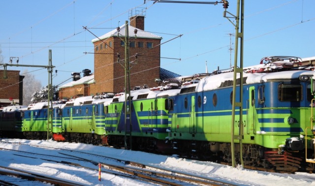 TGOJ Ma 404, Ma 405, Ma 409, Ma 406 och Ma 402 på spår 1 utanför verkstaden i Eskilstuna. Skarpt vinterljus med lågt stående sol gav knepiga skuggor och kontraster.