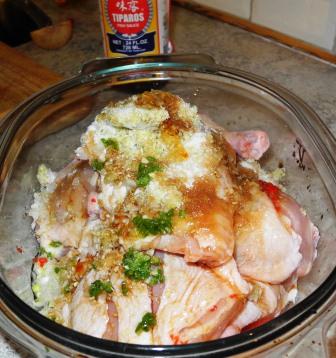 Marinadens ingredienser på kycklingen, bara att blanda om och knåda in